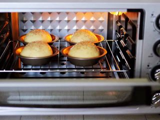 汉堡胚面包,烤箱提前180度预热10分钟后，把面包胚放入烤箱中层，180度烤18-20分钟，注意观察颜色，必要时覆盖一张锡纸。(具体温度要根据自家的烤箱另定。)
