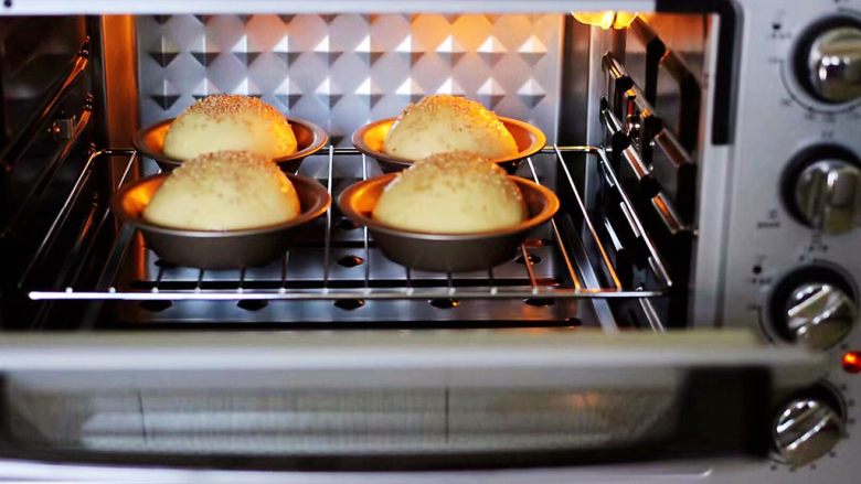 汉堡胚面包,烤箱提前180度预热10分钟后，把面包胚放入烤箱中层，180度烤18-20分钟，注意观察颜色，必要时覆盖一张锡纸。(具体温度要根据自家的烤箱另定。)
