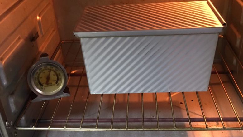 南瓜泥吐司面包,烤箱预热至190度，烤制40分钟。