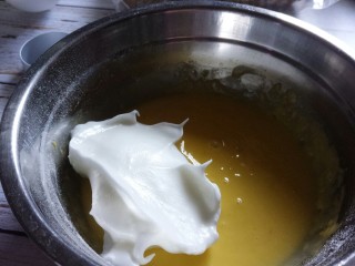 法式甜点–夏威夷风情椰子,将1/3蛋白糊放入蛋黄糊中翻拌均匀，再将混合糊放入剩下的蛋白糊中翻拌均匀。