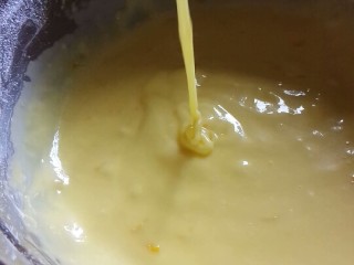 法式甜点–夏威夷风情椰子,筛入低筋面粉，搅拌至无干粉，加入橙皮屑搅拌均匀。(提起手动打蛋器如图滴落)