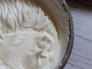 法式甜点–夏威夷风情椰子,白色“椰子肉”：淡奶油+糖粉打发至有明显纹路但能缓慢流动的状态。