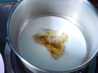 法式甜点–夏威夷风情椰子,2片吉利丁片用水(配方外的量)泡软。椰浆加热，将吉利丁片挤干水放入，搅拌均匀。
加入到打发好的淡奶油中，形成慕斯液。