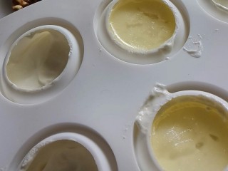 法式甜点–夏威夷风情椰子,放入适量慕斯液，往模具内部的边推。放入透明片，压一下，冷冻定型成球形慕斯蛋糕。