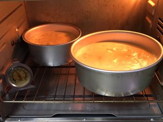 蔓越梅南瓜蛋糕,烤箱预热至150度，烤制40分钟。