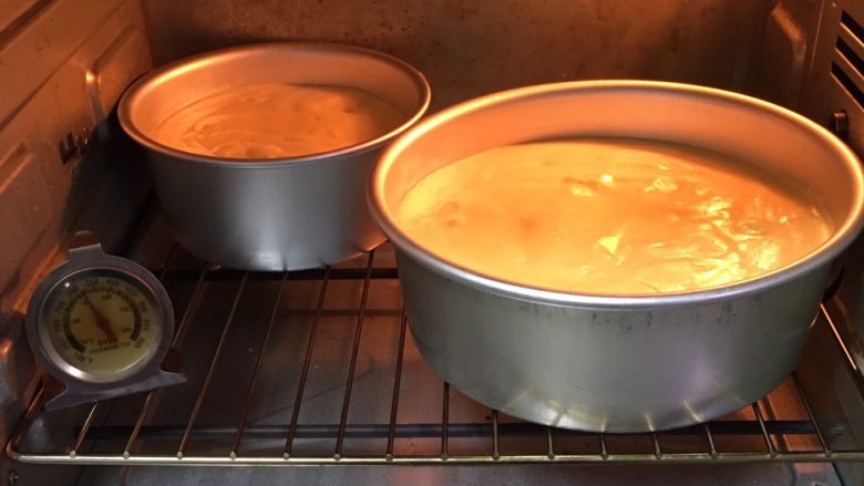 蔓越梅南瓜蛋糕,烤箱预热至150度，烤制40分钟。