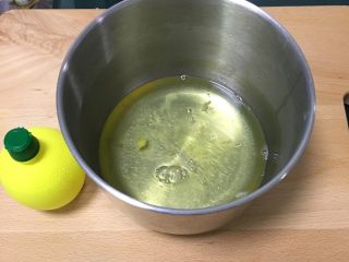 蔓越梅南瓜蛋糕,鸡蛋分离出蛋白和蛋黄，蛋白中加入柠檬汁，用打蛋器高速搅打30圈。