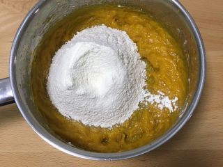 蔓越梅南瓜蛋糕,过筛低筋粉，也用打蛋器搅拌。