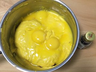蔓越梅南瓜蛋糕,加入蛋黄和香草精。
