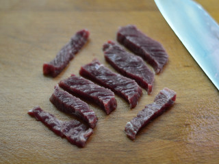 西兰花番茄牛肉粥（辅食）,牛肉切成小片