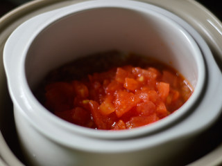 西兰花番茄牛肉粥（辅食）,接着放入炖锅中
