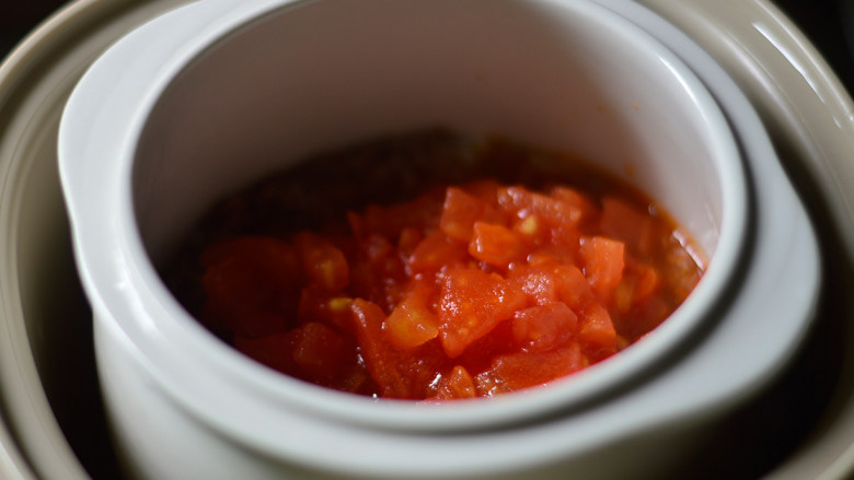 西兰花番茄牛肉粥（辅食）,接着放入炖锅中