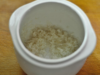 西兰花番茄牛肉粥（辅食）,大米放入炖盅里，淘洗干净