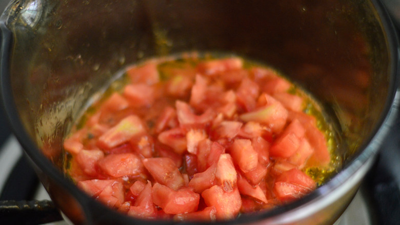 西兰花番茄牛肉粥（辅食）,烧热后放入番茄