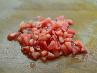 西兰花番茄牛肉粥（辅食）,番茄去皮切成小丁