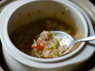 西兰花番茄牛肉粥（辅食）,翻拌均匀，继续炖约10分钟，调入一点点盐即可