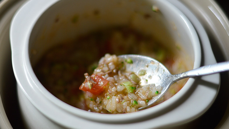 西兰花番茄牛肉粥（辅食）,翻拌均匀，继续炖约10分钟，调入一点点盐即可