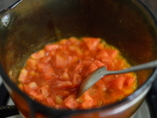 西兰花番茄牛肉粥（辅食）,翻炒至番茄软烂出汁