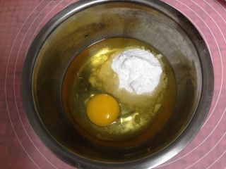 花生椰蓉球,
蛋液里加入糖粉和玉米油