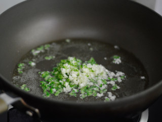 辣拌腐竹,锅里倒入少许盐，爆香青椒和蒜蓉