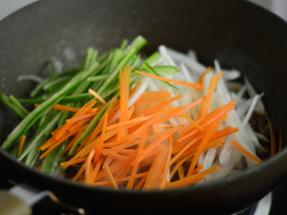 杂蔬牛肉丝,再加入胡萝卜、青椒和白菜帮