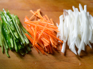杂蔬牛肉丝,胡萝卜、青椒、白菜帮切丝