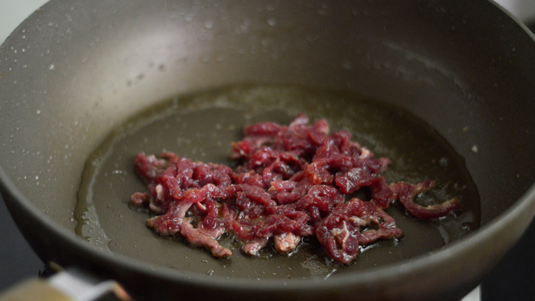 杂蔬牛肉丝,锅里倒入少许油，放入牛肉丝