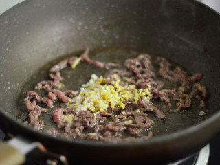 杂蔬牛肉丝,快速划炒至牛肉丝变色后放入姜蒜末炒香