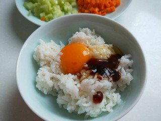 香肠炒饭,米饭中放入一颗鸡蛋耗油搅拌均匀