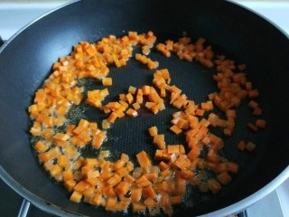 香肠炒饭,锅中烧热油放入葱花然后放入胡萝卜翻炒