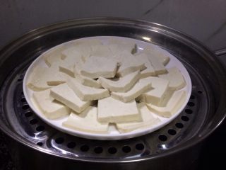 清爽开胃的凉拌豆腐,锅里水烧开后，放入豆腐蒸6分钟。