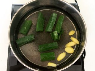 美味小零食  香酥开边蚕蛹,锅里加入冷水，放入姜片和葱叶，水开后煮5分钟
