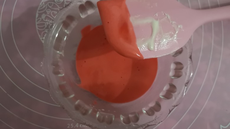 萌萌哒草莓酱卷,取一坨做好的蛋糕液，加入一丢丢红色色素，搅拌均匀。这时候预热烤箱170度。