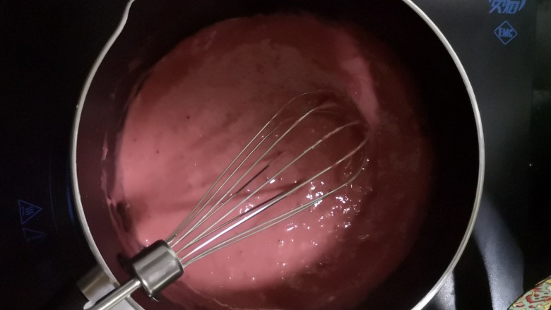 萌萌哒草莓酱卷,这时候将锅加热，成粘稠状关火放凉，再放入冰箱冷藏一会。