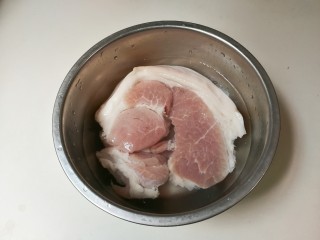 诱人的酱肉,猪后腿肉洗净，放清水浸泡十分钟，来做以下准备工作