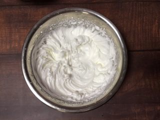 波浪纹戚风蛋糕（6寸）,接下来打发蛋白，分3次加入细砂糖，将蛋白打发至打蛋器提起有直立小尖角状态