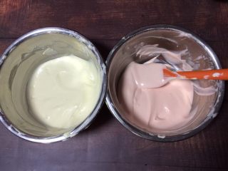 波浪纹戚风蛋糕（6寸）,将拌好的面糊分成两份，其中一份加入两滴粉色食用色素翻拌均匀成粉色面糊