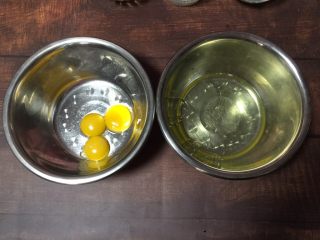 波浪纹戚风蛋糕（6寸）,将蛋黄、蛋白分离，装入无油无水的盆中