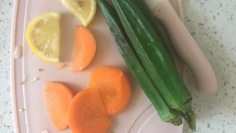 蔬菜大杂烩,❗️胡萝卜可以忽略，这是我多的，取柠檬片一切为二（主要是后面装饰用），2条秋葵沸水煮2分钟，然后切片。
