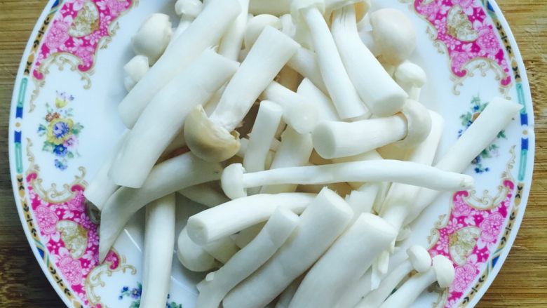 家常菜+芦笋炒白玉菇,白玉菇切段如图所示