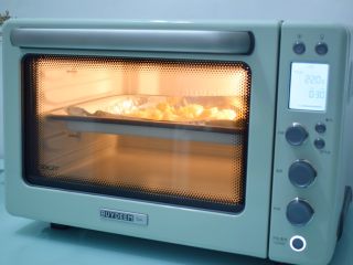 孜然烤土豆,放入预热好的烤箱，上下火220度，中层30分钟