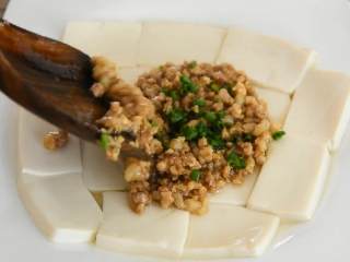 荤素搭配的肉末盖豆腐，超级下饭,盖在豆腐上即可。