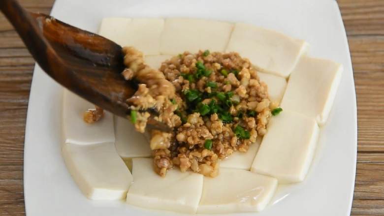 荤素搭配的肉末盖豆腐，超级下饭,盖在豆腐上即可。