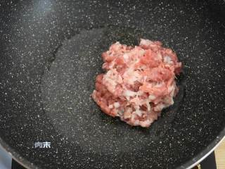 荤素搭配的肉末盖豆腐，超级下饭,油温6成热炒肉末，快炒至变色。