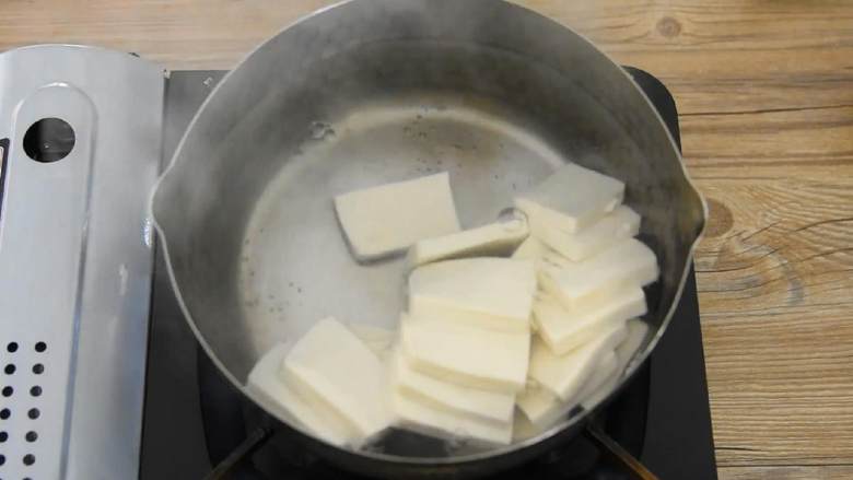 荤素搭配的肉末盖豆腐，超级下饭,水微滚时倒入豆腐，小火煮约2分钟，盛出装盘。