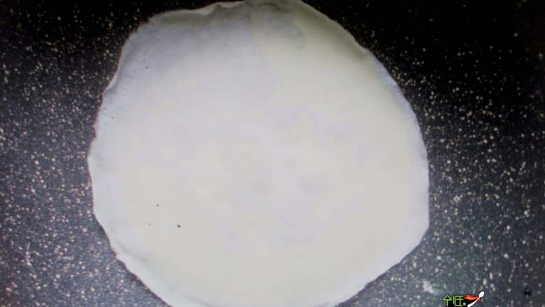 高颜值蛋饼卷,倒入锅中，迅速按一个方向转动锅，使面糊均匀地覆盖住锅底