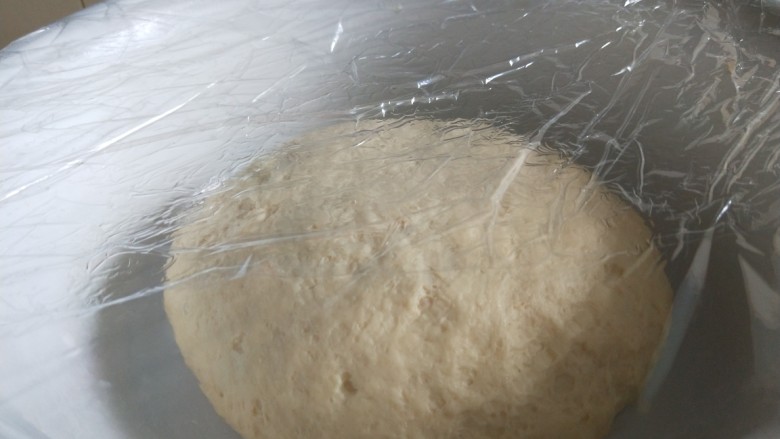 新文美食  奶香豆沙包,封上保鲜膜发酵。