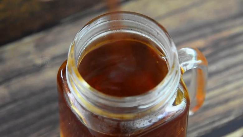 这个夏天就应该来一杯冰爽柠檬茶,加入蜂蜜，搅匀。