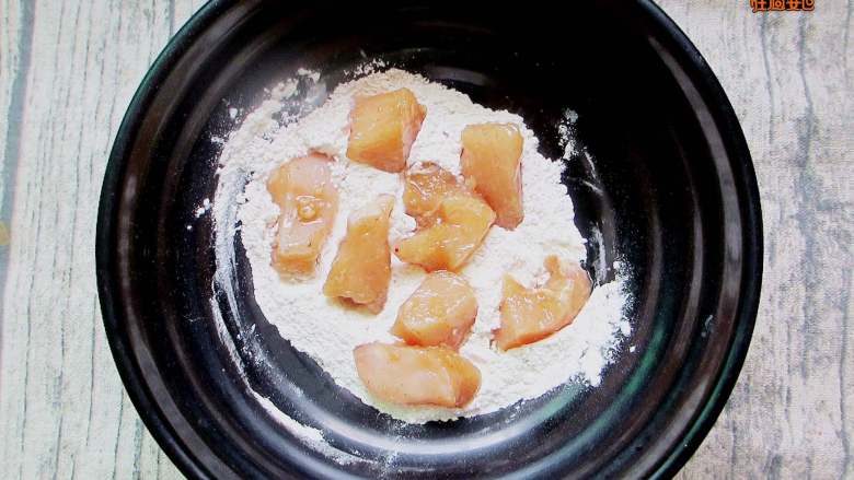 蒜香韩式鸡胸肉,在红薯粉中撒些黑胡椒粉和少许盐拌均，将腌制好的鸡肉放进去滚一圈沾粉。