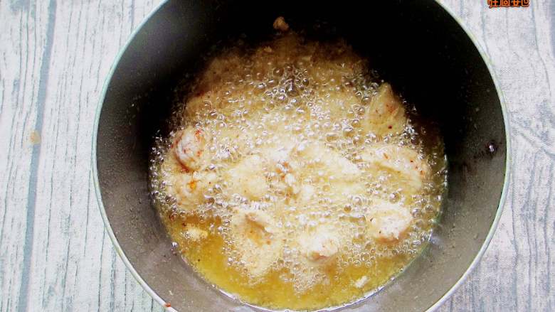 蒜香韩式鸡胸肉,锅中稍微多放些油烧至六七成热，放入鸡肉炸至金黄捞出